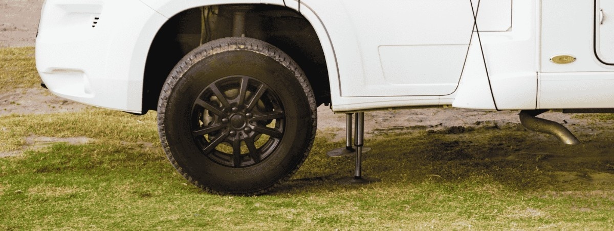 picture of a motorhome with hydraulic levelling system 